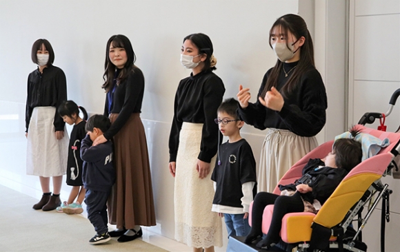 手話サークル「手話っち」のメンバーと交流する子どもたち＝栄の愛知芸術文化センターで