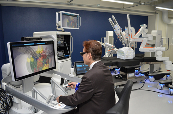手術支援ロボット「Ｈｕｇｏ」の操作を学べる訓練施設＝豊明市の藤田医科大で