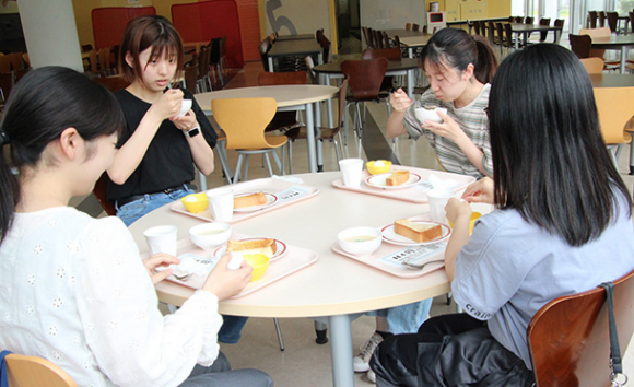 学生食堂で１００円朝食を食べる大学生＝鈴鹿市の鈴鹿医療科学大千代崎キャンパスで