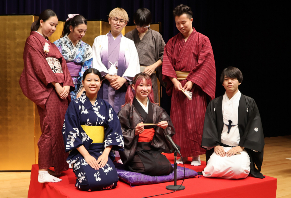 共演した南山大と関西大の学生たち＝昭和区山里町の南山大で