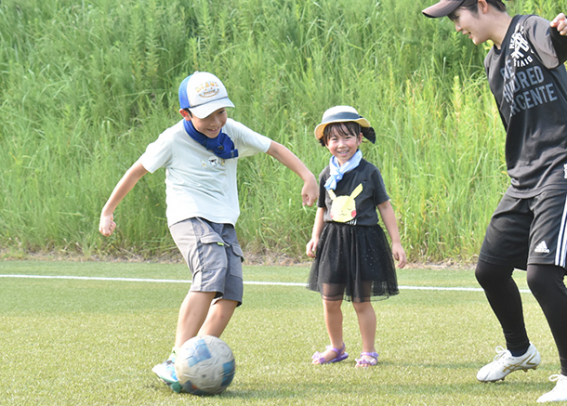 笑顔でサッカーを楽しむ子どもたち＝日進市米野木町で