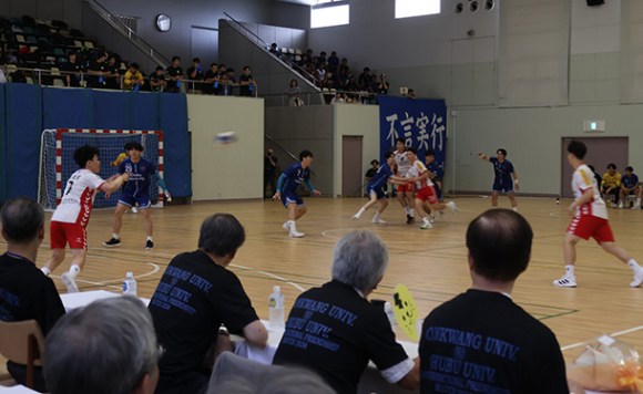 両校関係者の前で熱戦を繰り広げる日韓の選手たち＝春日井市の中部大体育館メインアリーナで