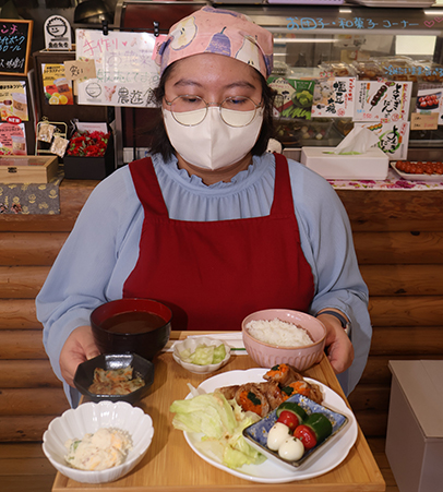 創作料理を紹介する愛知学泉短大の学生＝岡崎市東阿知和町のおかざき農遊館で