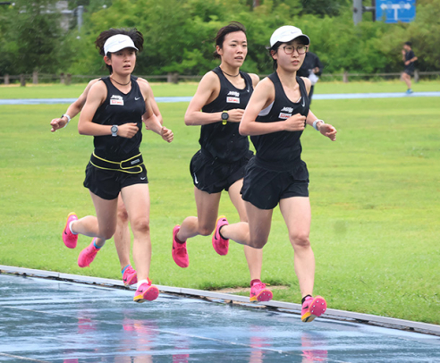 高地での練習に励む部員ら＝岐阜県高山市高根町の日和田ハイランド陸上競技場で