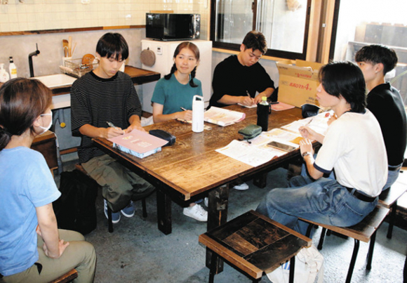 地域課題の解決へ住民から話を聞く学生たち＝南木曽町で