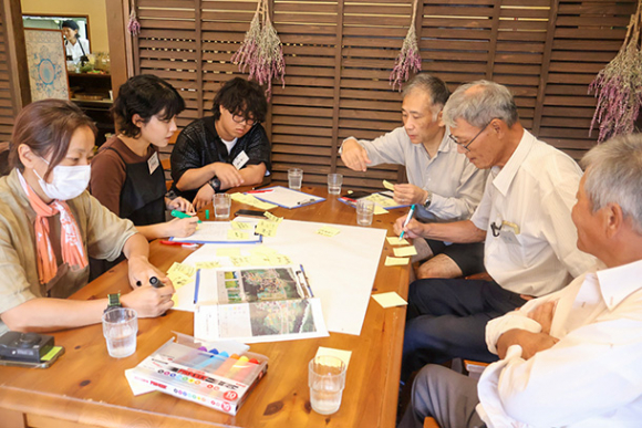 １０年後の地区の姿を考える参加者たち＝白山市女原で