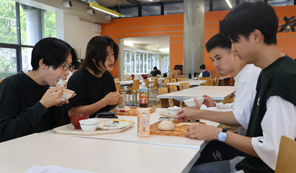 １００円朝食を食べる学生たち＝春日井市松本町の中部大で