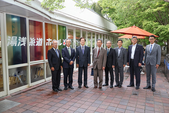 新しくなったホールを視察した湯浅社長（左から２人目）ら＝春日井市の中部大で