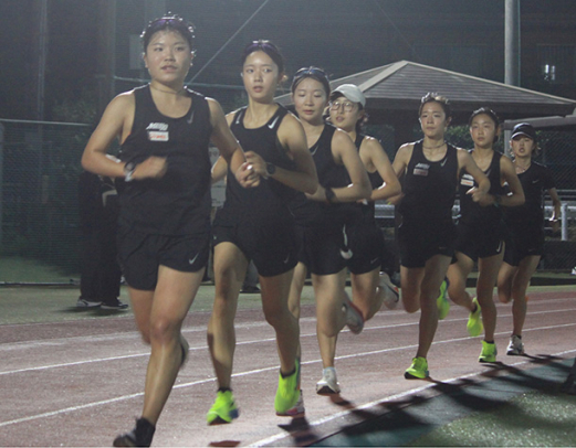 全日本大学女子駅伝で８連覇を目指す名城大の選手たち＝名古屋市天白区で