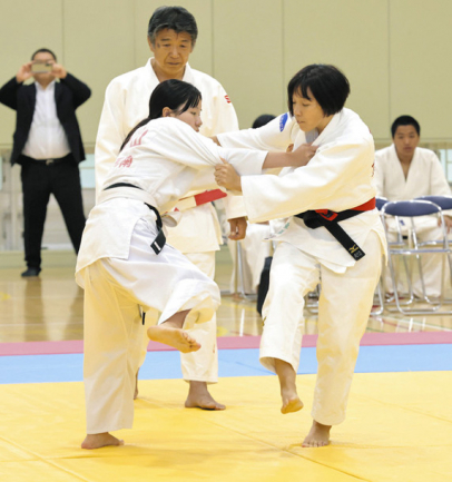 視覚障害者（右）と健常者が対戦した「組んで柔道」＝名古屋市昭和区の中京大で