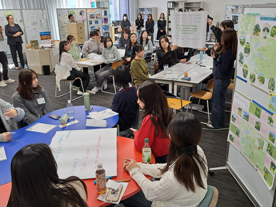 南山大と韓国・昌原大の学術セミナーで意見を交わす学生ら＝名古屋市昭和区の南山大で