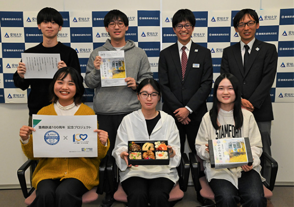 「やさのん弁当」を開発した愛知大の学生と豊橋鉄道の担当者＝豊橋市町畑町の同大豊橋キャンパスで