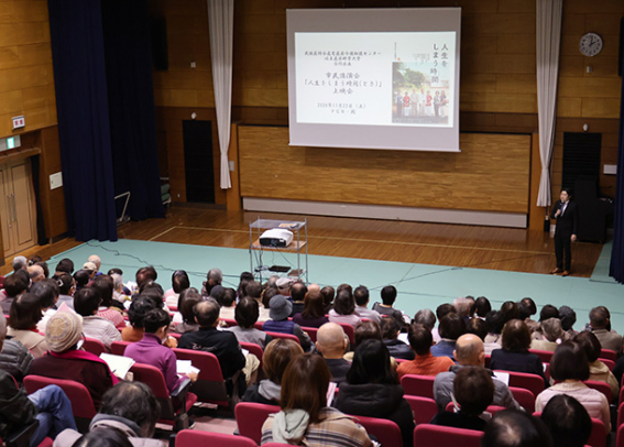 上映会に集まった人たち＝関市平和通のアピセ・関で