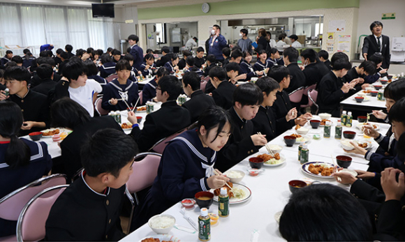 学食での食事を楽しむ生徒ら＝瑞浪市土岐町の中京学院大で