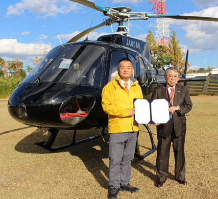 協定を結んだ星長理事長（右）と橋本代表理事＝名古屋市緑区鳴海町の藤田学園敷地内のグラウンドで