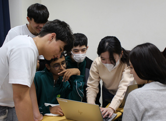 県内の観光地に関するクイズを作成する参加者ら＝名古屋市千種区の椙山女学園大で