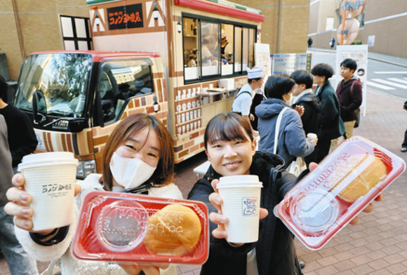 モーニングを購入した大学生＝名古屋市天白区で