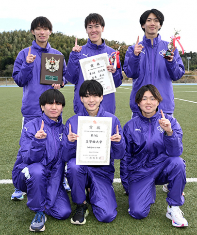 東海学生駅伝で優勝した皇学館大の選手たち＝愛知県美浜町運動公園陸上競技場で