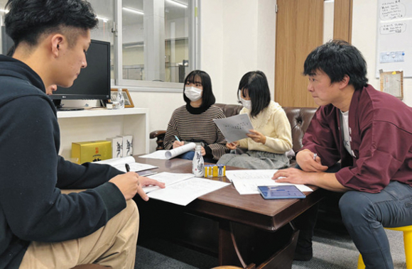 伊東株式会社の伊東社長（右）と体験について打ち合わせする村上さん（左）ら＝同社で