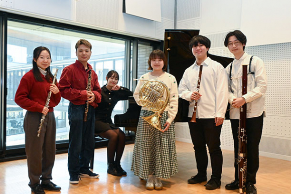 演奏する６人のメンバー＝長久手市の県立芸術大で