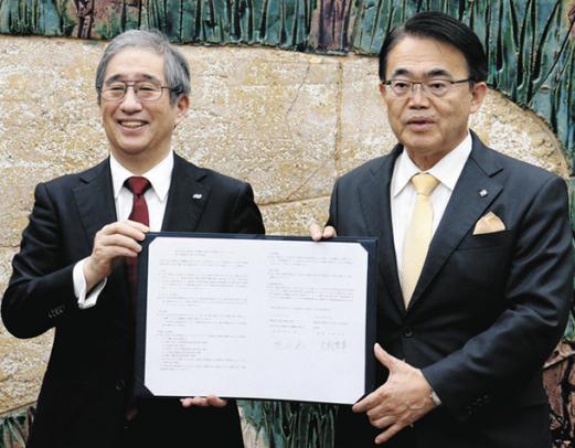 協定書を交わした大村知事（右）と杉山学長＝県公館で