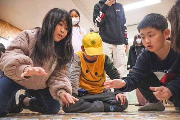 絵札を探す小学生＝春日井市出川町のくんぱるハウス神領で