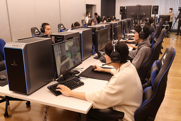 新設された施設でゲームに熱中する学生たち=野々市市の金沢工業大で