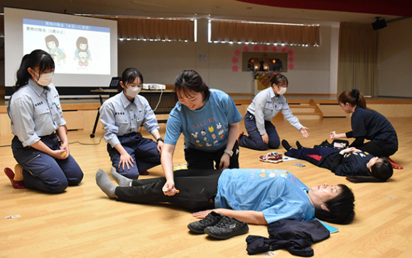 教諭たちにエピペンの使い方を教える学生ら=鈴鹿市のさくら幼稚園で