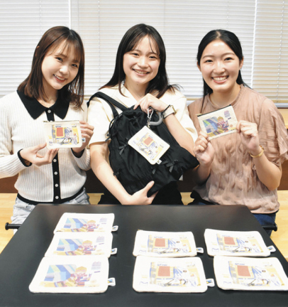 開発したポーチを紹介する（左から）池田さん、森さん、伊神さん＝日進市の名古屋外国語大で