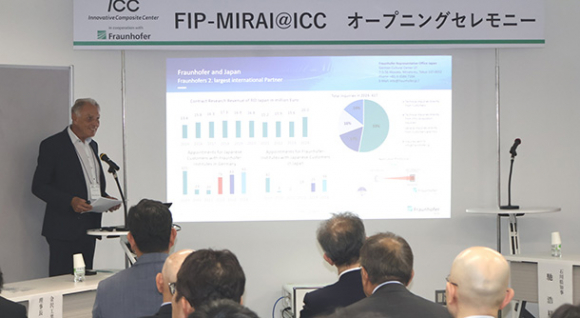 研究内容を紹介するクラウス・ドレクスラー所長(左)=金沢工業大革新複合材料研究開発センターで