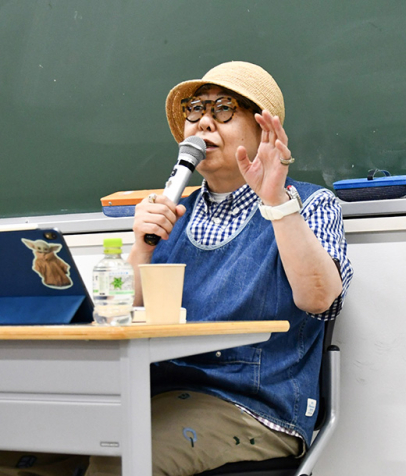 読書の魅力について語る豊崎さん＝日進市岩崎町竹ノ山の名古屋外国語大で