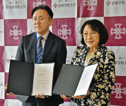 協定を締結した金城学院大の小室学長(右)と暁高の生駒校長=守山区の同大で
