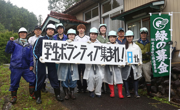 記念撮影する学生と金谷里山整備支隊のメンバー=美濃加茂市山之上町で