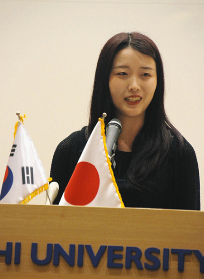 韓国語でスピーチする水野さん=名古屋市中村区の愛知大名古屋キャンパスで