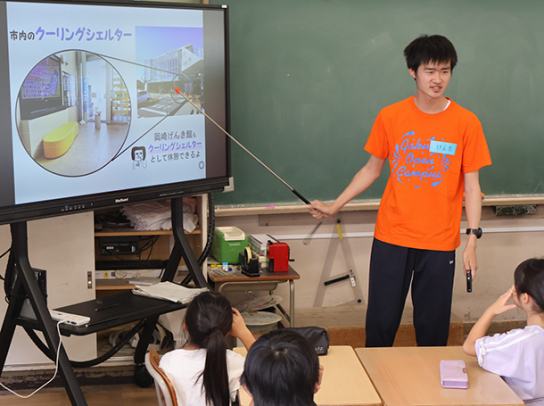 熱中症の正しい予防法を解説する学生=岡崎市大和町の矢作南小で