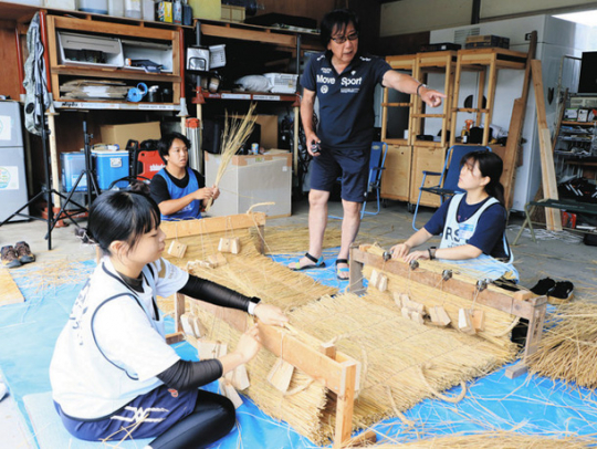 米俵を編む学生=穴水町下唐川で