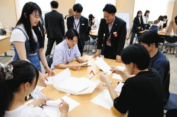 授業中にATグループの社員らと話し合う学生ら=名古屋市天白区の名城大で