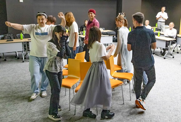 ウズベキスタンの音楽で、いす取りゲームを楽しむ学生たち=犬山市の名古屋経済大で