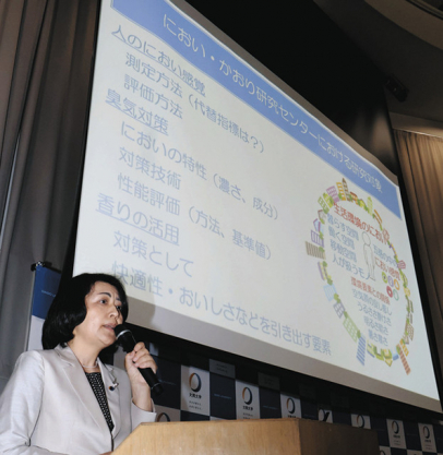 自らが携わる研究内容について説明する光田教授＝名古屋市南区の大同大で