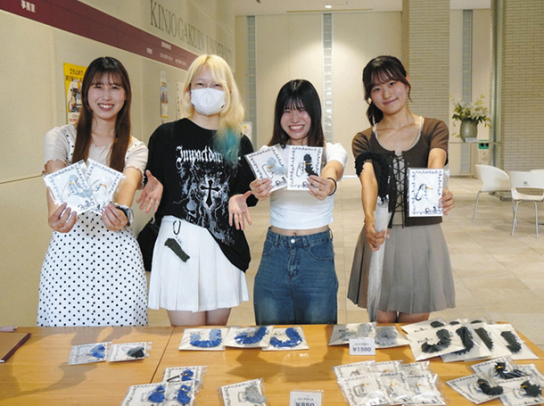 有松絞のリップケースを考案し、学内で販売する金城学院大の学生=守山区の同大で