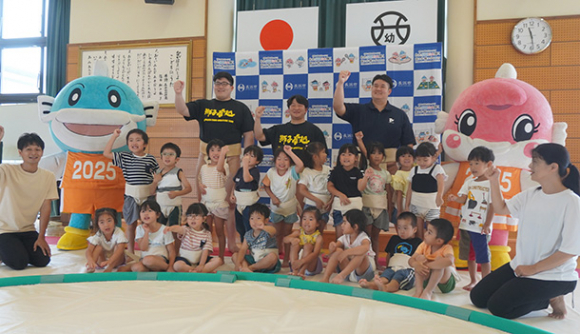 朝日大相撲部の学生(後方)らと交流した園児ら=長浜市相撲町の長浜西幼稚園で