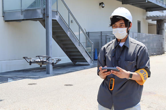 トイドローンを操作する学生=豊田市岩神町で
