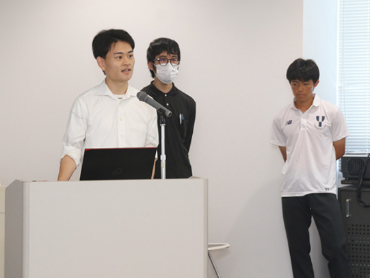 提言を発表する学生=川越町役場で