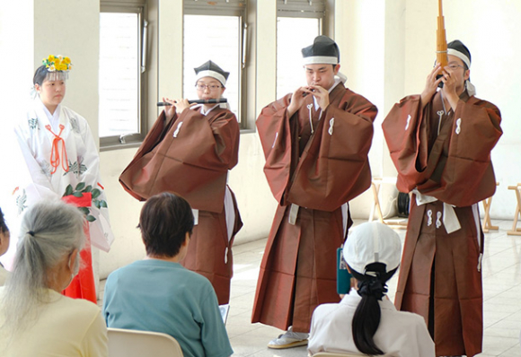 雅楽の演奏を披露する皇学館大の学生たち=伊勢市の近鉄宇治山田駅で