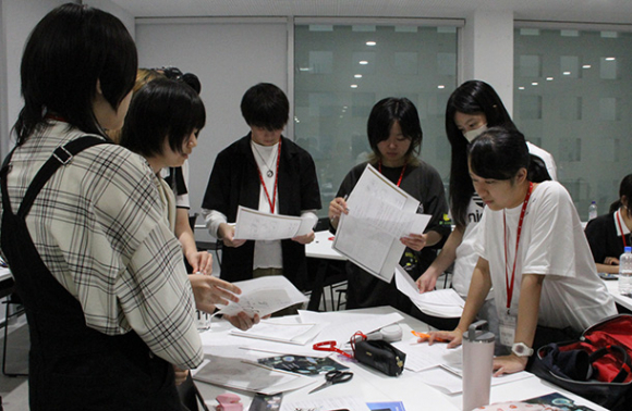 ワークショップで、撮影に向けて準備する学生たち=名古屋市北区の名古屋造形大で