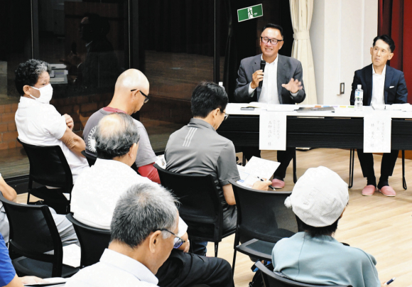 役員を前に移転・集約について説明する林学長(右端)と高柳本部長(左隣)=多治見市笠原町の笠原交流センターで
