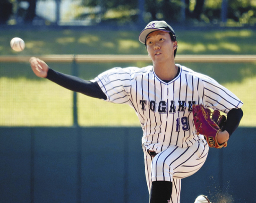 3失点完投でチームを2季ぶりの勝利へと導いた東海学園大の加藤=名古屋市のパロマ瑞穂野球場で