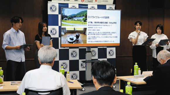 奥三河を舞台にしたドライブスタンプラリーを提案し、優勝した中京大のチーム=名古屋市昭和区のJAF愛知支部で