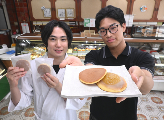 梅ジャムを挟んだどら焼きを開発した中京大の土井さん(右)と店の3代目の南谷さん=千種区新西の「栗の屋本家」で