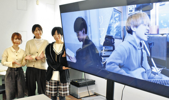 映像祭で上映する作品をＰＲする学生たち＝日進市の名古屋学芸大で